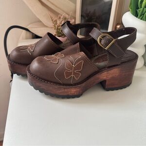 Vintage riverstone leather clogs